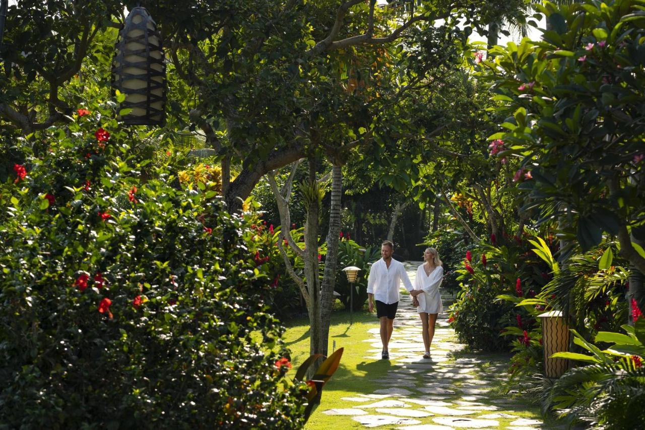 Alaya Resort Ubud Exteriér fotografie The path through the gardens