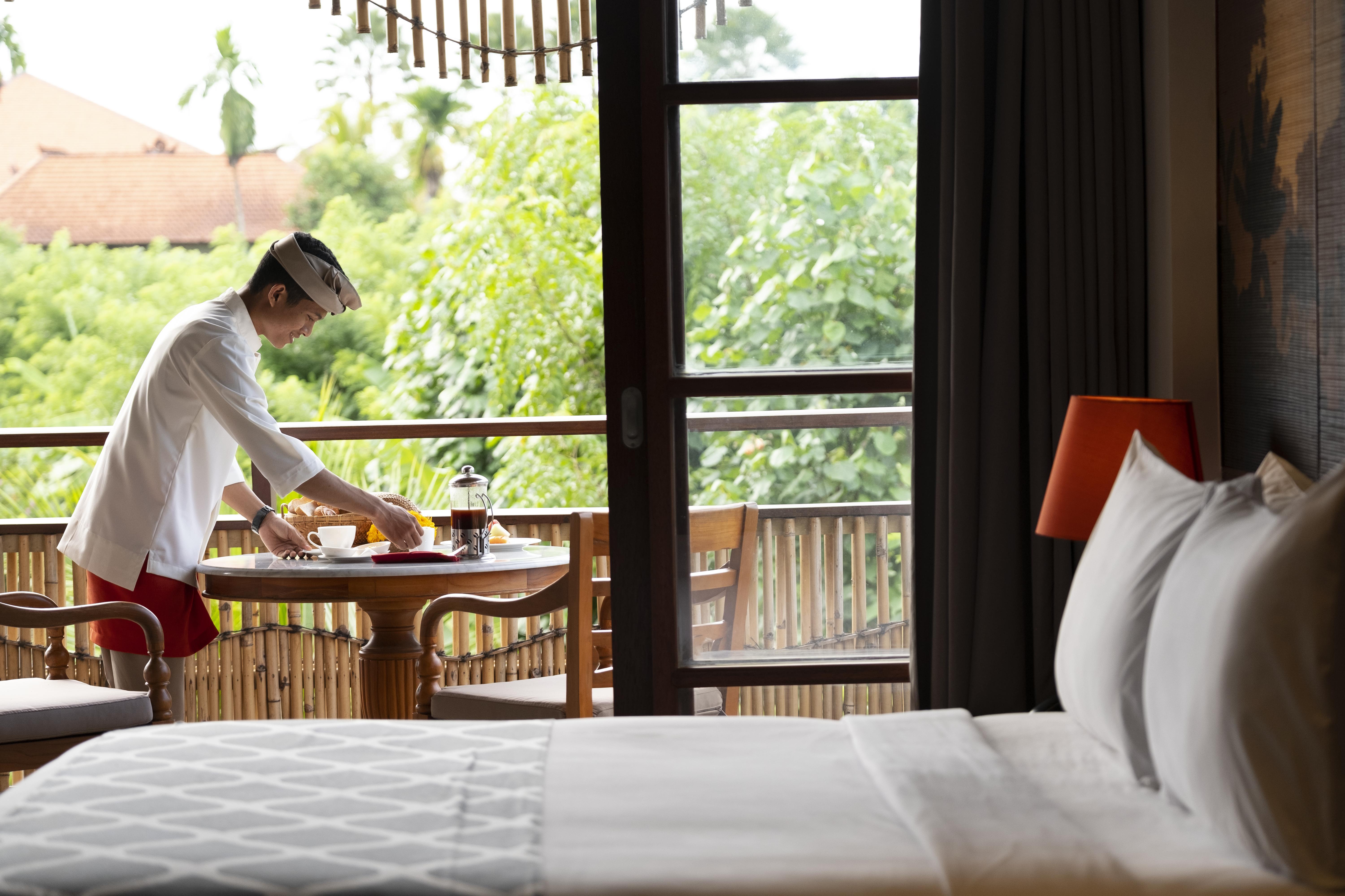 Alaya Resort Ubud Exteriér fotografie A room service attendant at work