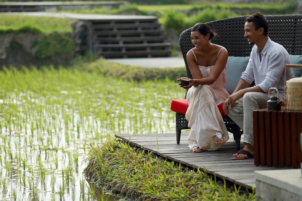 Alaya Resort Ubud Exteriér fotografie A couple at the Four Seasons Resort