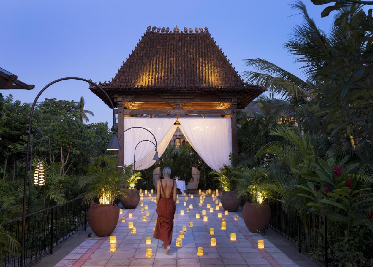Alaya Resort Ubud Exteriér fotografie Entrance to the spa at The Oberoi, Bali