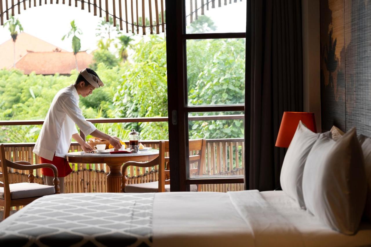 Alaya Resort Ubud Exteriér fotografie A room service attendant at work